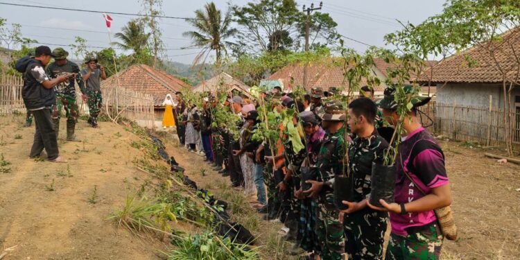 Satgas TMMD ke-130 Tanam Sayuran dan Bagikan Bibit untuk Warga