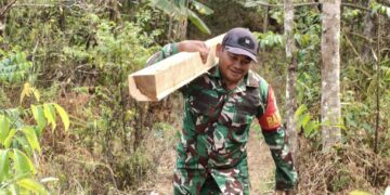 Satgas TMMD ke-130 Kodim 0622/Sukabumi dan Warga Gotong Royong Renovasi Masjid Al Barokah