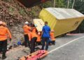 Damkarmat Kabupaten Sukabumi Evakuasi Korban Terjepit dalam Mobil Akibat Kecelakaan di Palabuhanratu