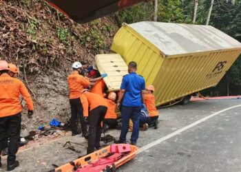 Damkarmat Kabupaten Sukabumi Evakuasi Korban Terjepit dalam Mobil Akibat Kecelakaan di Palabuhanratu