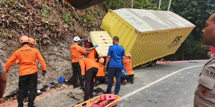 Damkarmat Kabupaten Sukabumi Evakuasi Korban Terjepit dalam Mobil Akibat Kecelakaan di Palabuhanratu