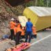 Damkarmat Kabupaten Sukabumi Evakuasi Korban Terjepit dalam Mobil Akibat Kecelakaan di Palabuhanratu
